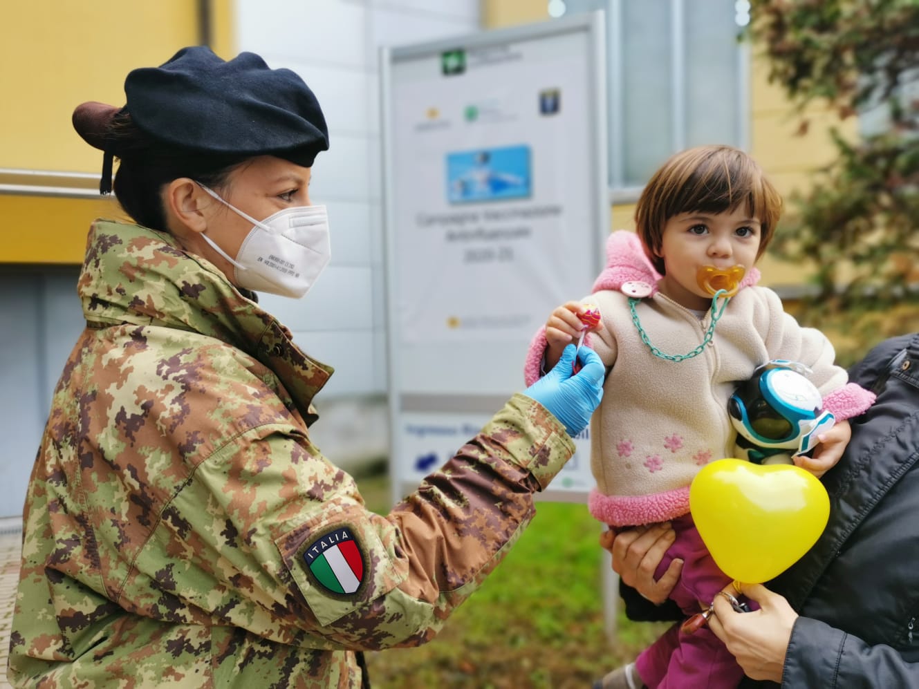 Militari e clown AVS insieme per l’ Operazione Vaccino ai bambini